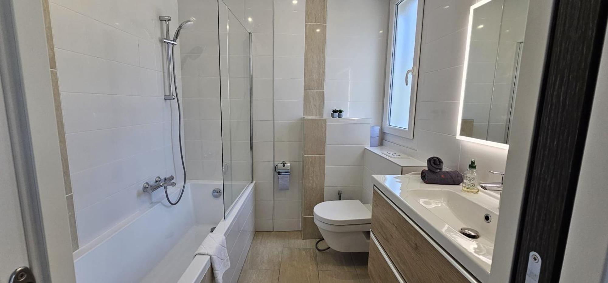 Chambre Parentale , Salle De Bain Privee, Acces Plages & Vue Mer Du Salon Dans Appartement Partage Chez L'Habitant ,, Master Bedroom, Private Bathroom, Beach Access & Sea View คานส์ ภายนอก รูปภาพ