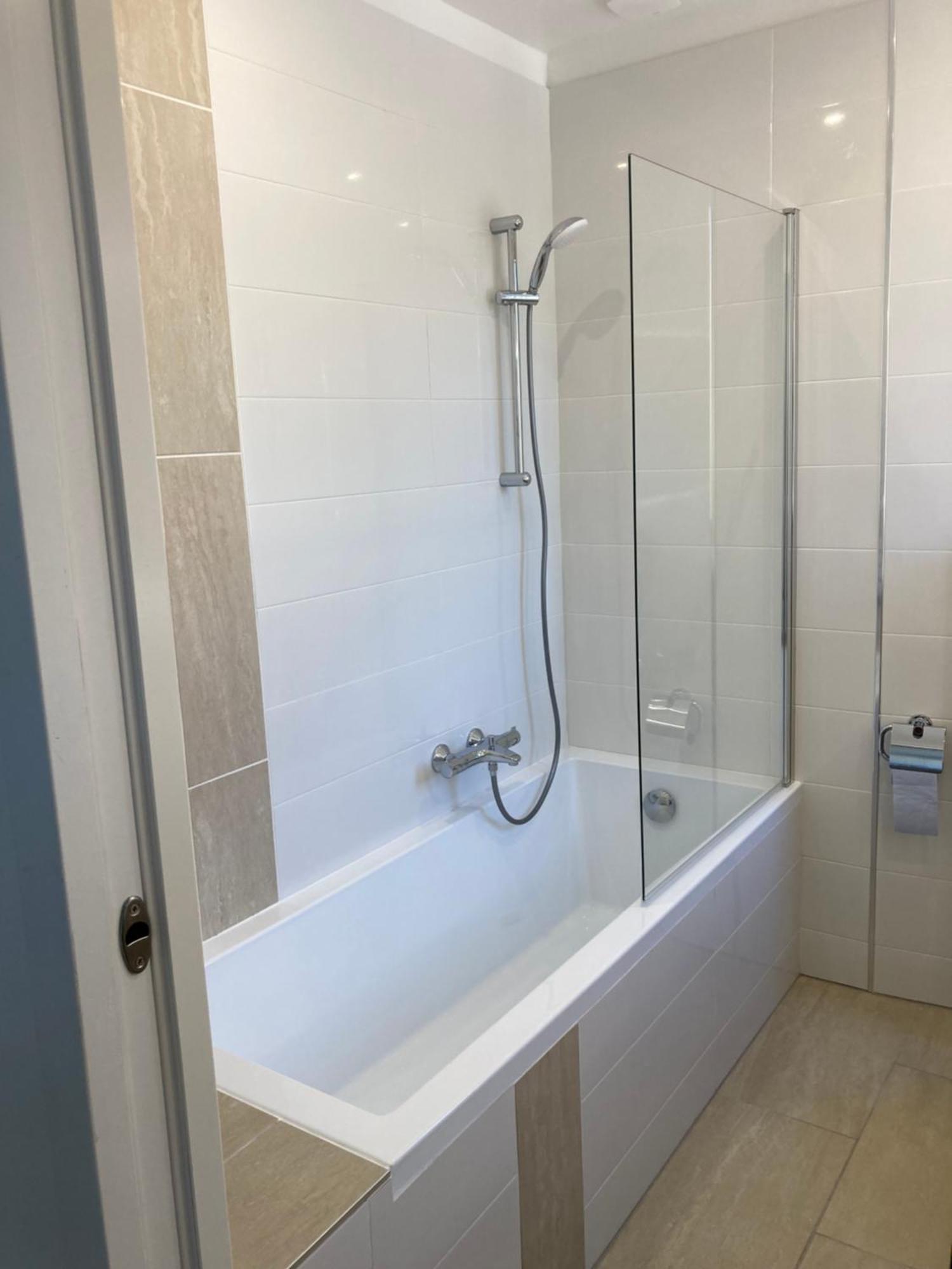 Chambre Parentale , Salle De Bain Privee, Acces Plages & Vue Mer Du Salon Dans Appartement Partage Chez L'Habitant ,, Master Bedroom, Private Bathroom, Beach Access & Sea View คานส์ ภายนอก รูปภาพ