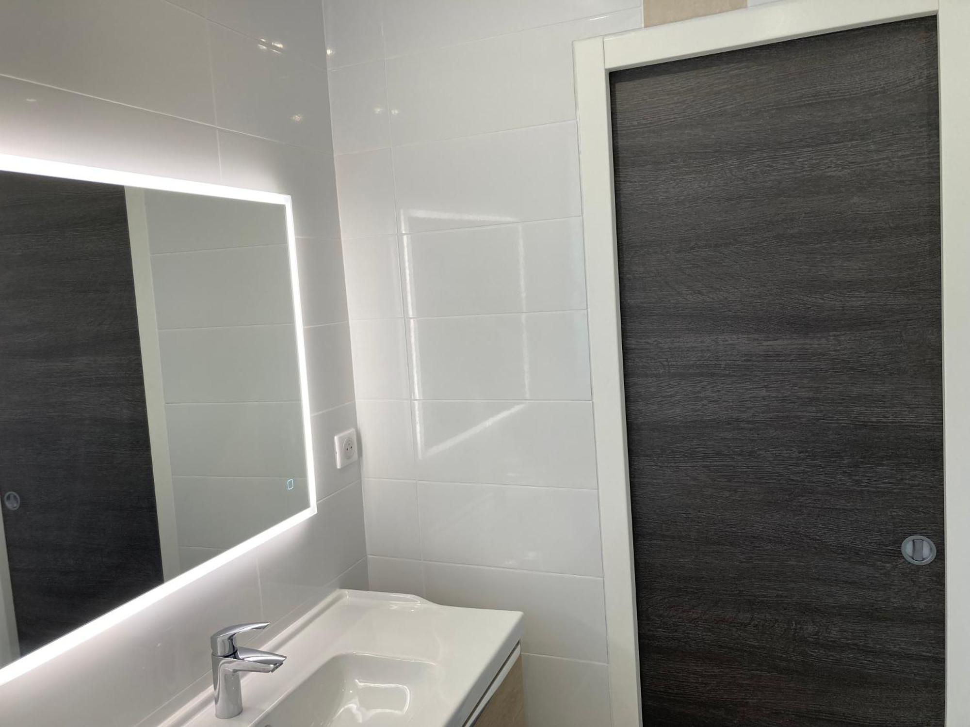 Chambre Parentale , Salle De Bain Privee, Acces Plages & Vue Mer Du Salon Dans Appartement Partage Chez L'Habitant ,, Master Bedroom, Private Bathroom, Beach Access & Sea View คานส์ ภายนอก รูปภาพ